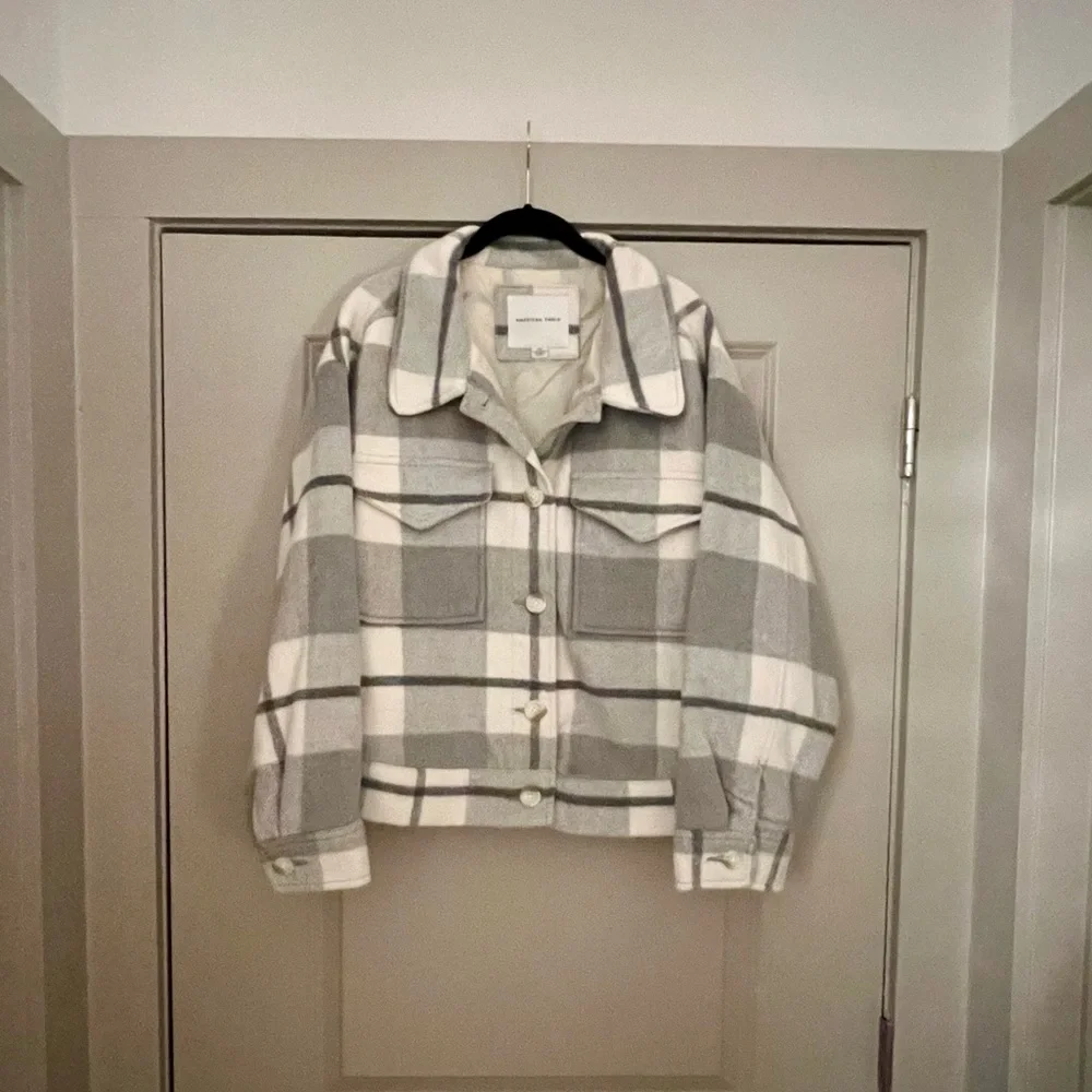 American Eagle Plaid Grey & White Cropped Jacket - Picture 1 of 6